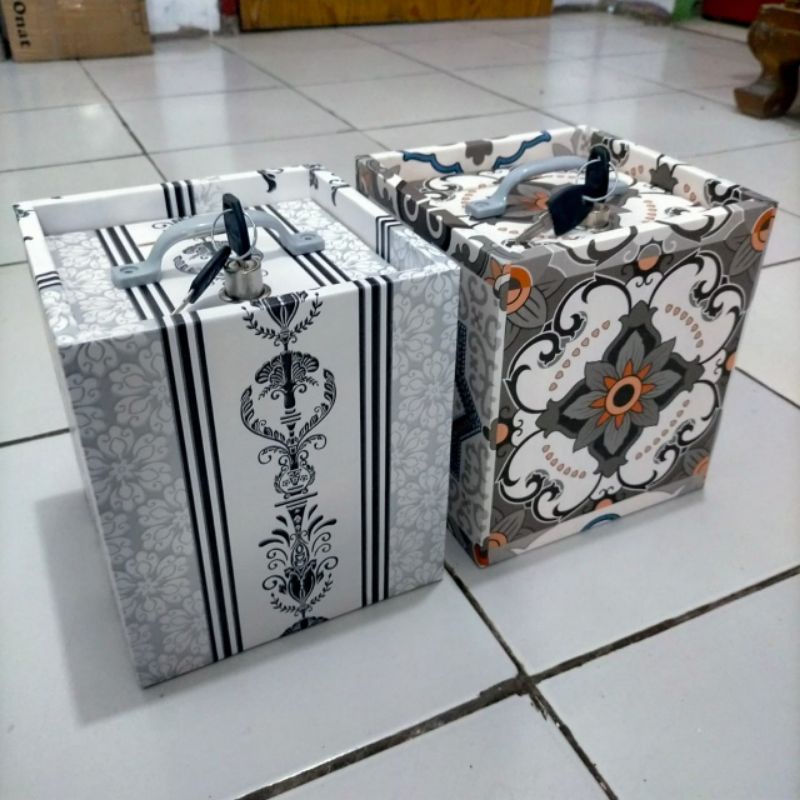 Celengan Karakter Motif Batik Pakai Kunci (BESAR) - Kado Ulang Tahun
