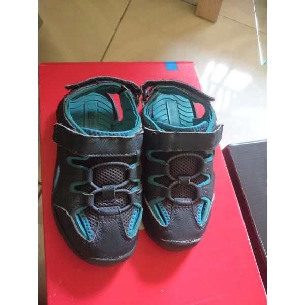 Sepatu sendal anak