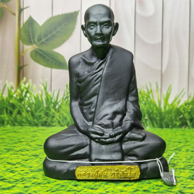 Bucha  LP Mun Bhuridatta (base with holy objects)