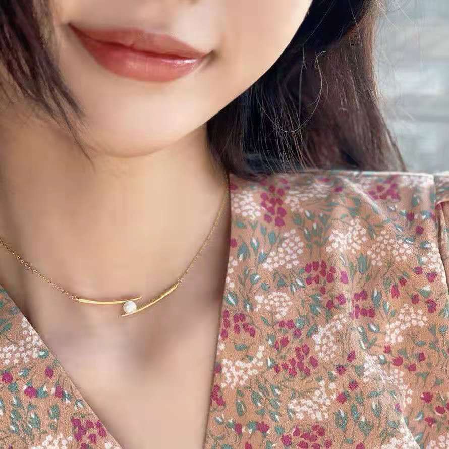 Kalung Rantai Dengan Liontin Geometri Aksen Mutiara Untuk Wanita