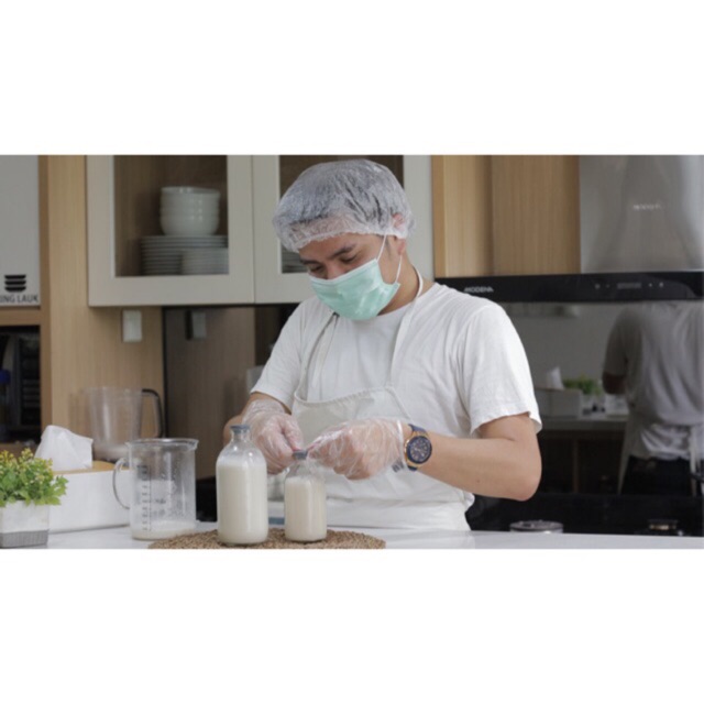 

Fresh Home Made Almond Milk yang dibuat dari bahan alami tanpa pengawet dan pengental