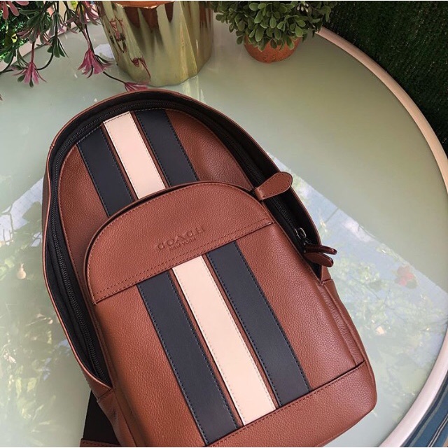 Tas selempang ransel satu tali pria COACH kulit.