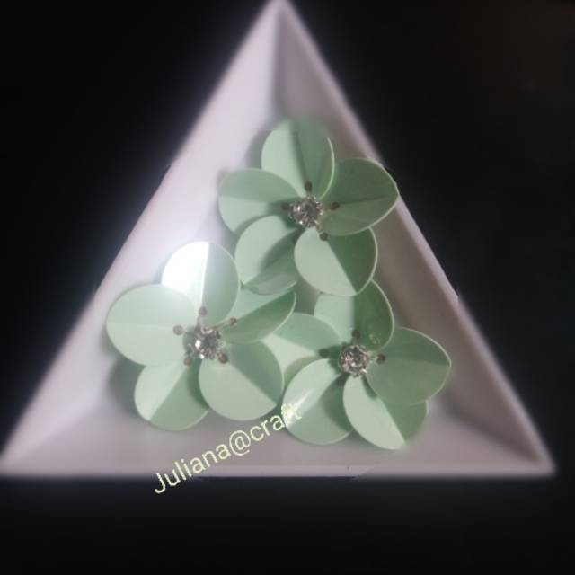 

Bunga sequin hijau pastel
