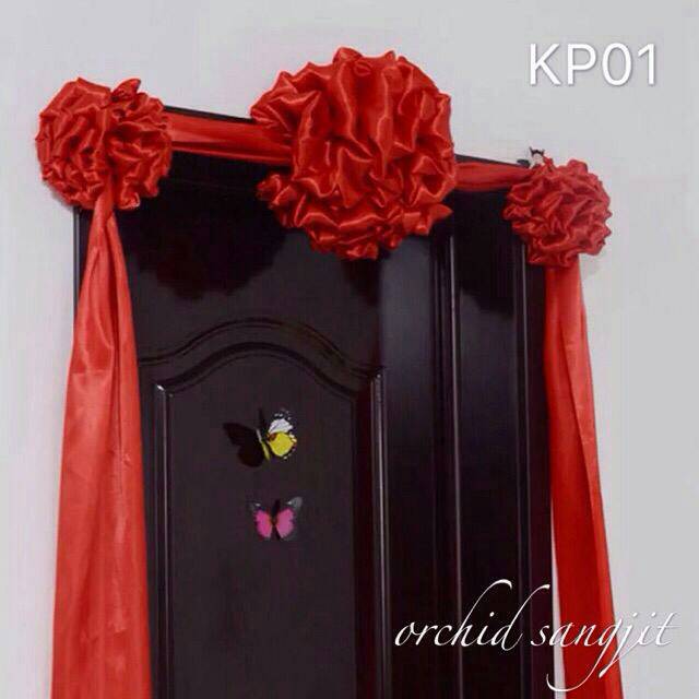 Kain merah pintu rumah pengantin