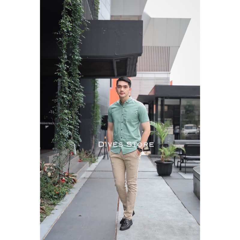 Kemeja pria polos slimfit kasual basic HeM lengan pendek hijau mint sage