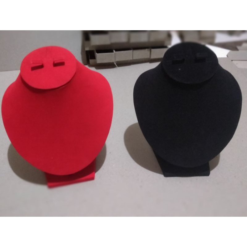 pajangan kalung dan gelang ukuran kecil