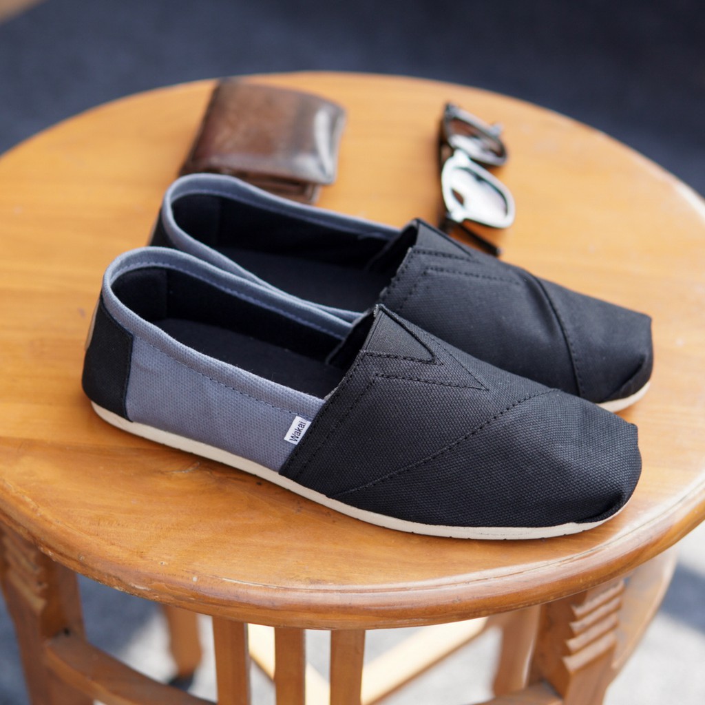 BISA COD- SEPATU WAKAI 008 HITAM ABU SLIP ON FASHION PRIA DEWASA KASUAL SELOP TERBARU