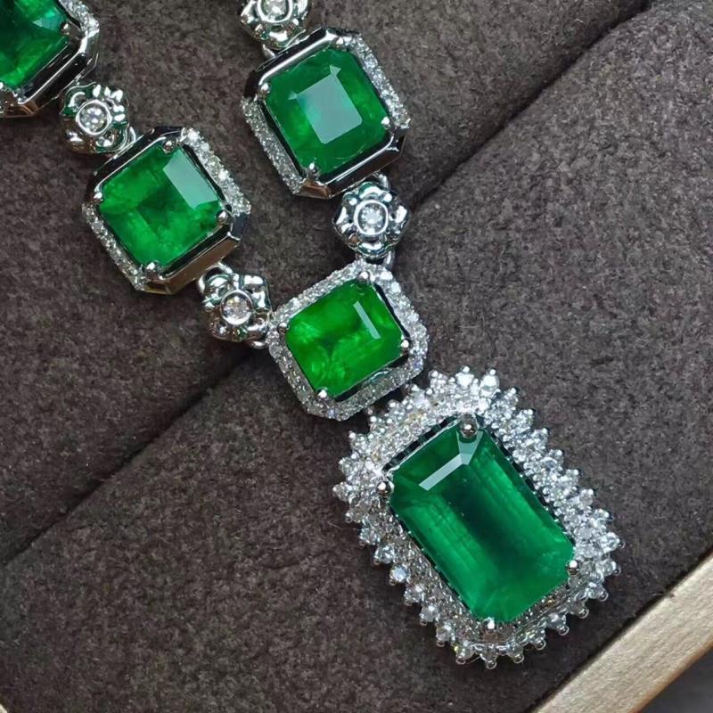 Kalung Rantai Dengan Liontin Batu Emerald Bentuk Kotak Mewah Untuk Wanita