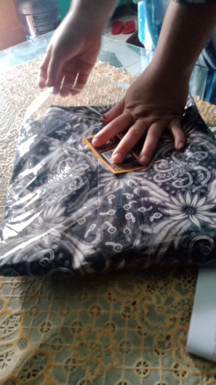 Benang Raja Hem Batik Pria Lengan Pendek Motif Teratai Kotak