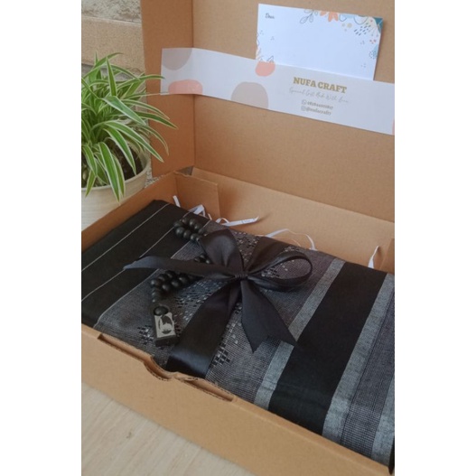 

HAMPERS COWOK/ GIFT BOX COWOK/ HADIAH/ KADO ULANG TAHUN HITAM - ALAT SHOLAT