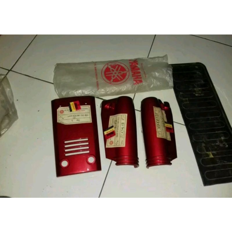 tutup shock sekok panel dada depan yamaha alfa set warna merah candy original nos.