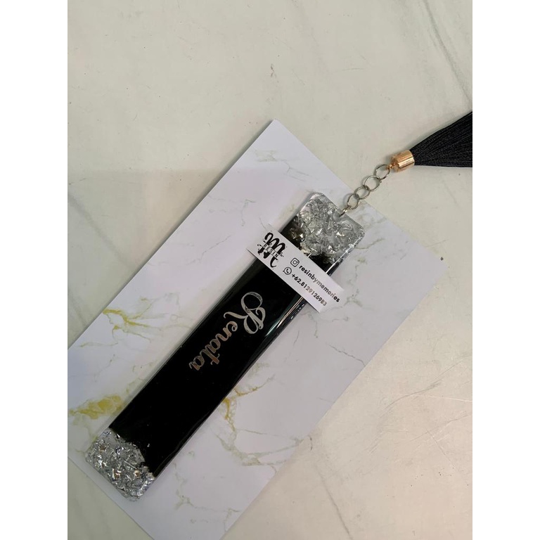 

Bookmark Resin - Pembatas Buku Resin - Variasi Resin Black & Silver Flakes - Free Tassel + Nama Decal