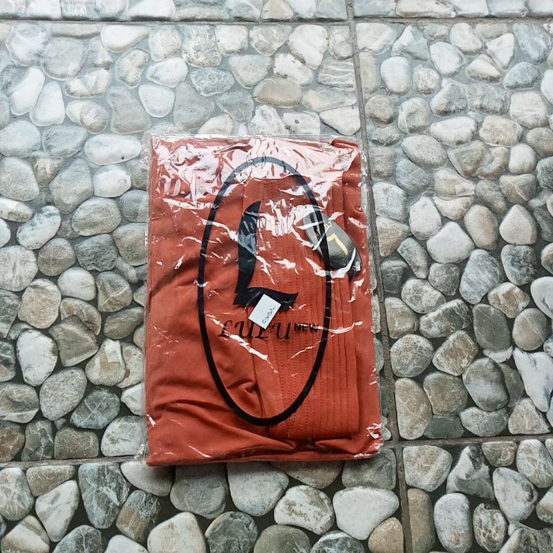 KERUDUNG HIJAB INSTAN LULU SARAH ORIGINAL-Merah bata