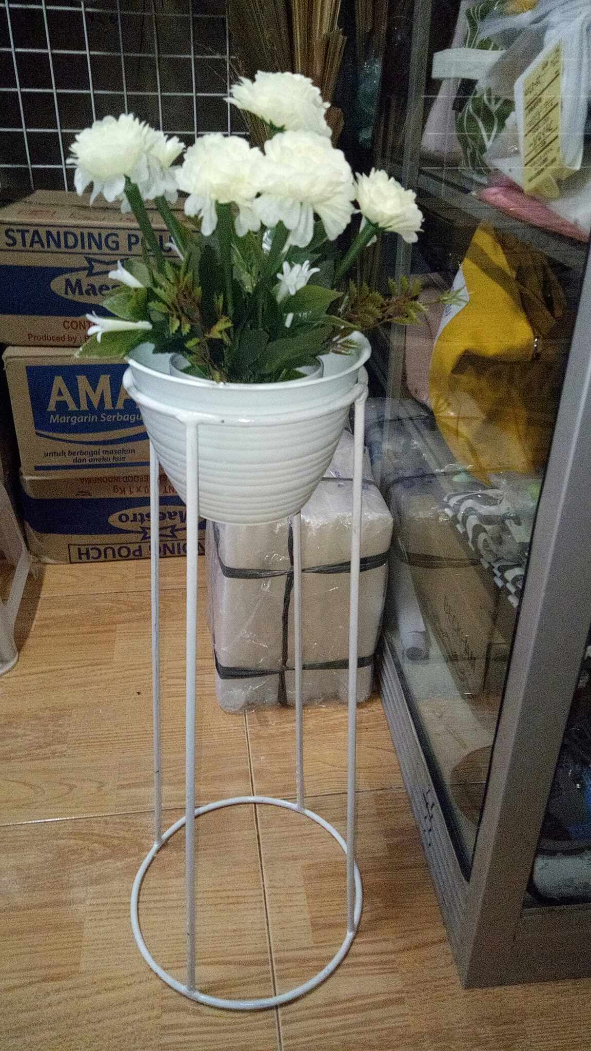 Rak Besi Standing Pot Bunga Artifisial Artificial Dekorasi Rumah Shabby Chic