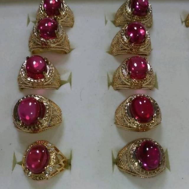 Cincin batu merah rose