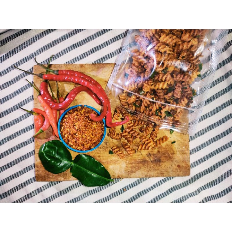 

MAKARONI SPIRAL PEDAS DENGAN CABE ASLI DAN DAUN JERUK