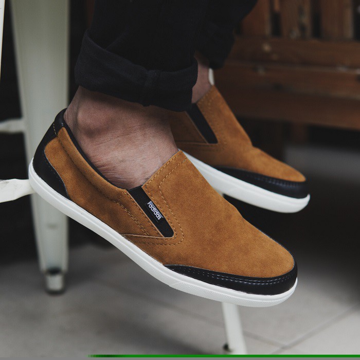 sepatu pria slop casual adidas advantage tan slip on suede murah