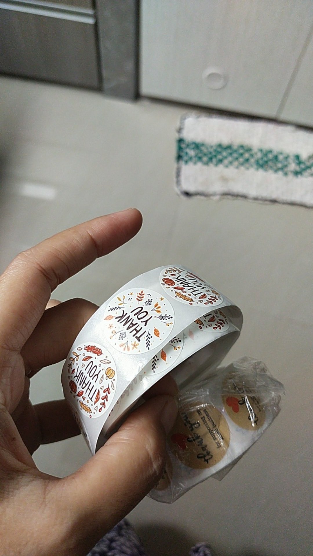 500pcs / Roll Stiker Segel Bahan Kulit Sapi Tulisan Thanks Untuk Dekorasi Kue Manual