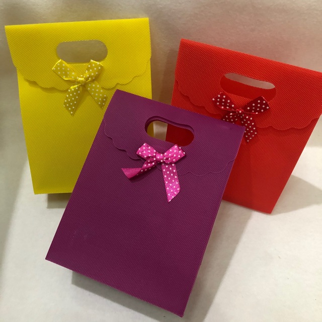 

Tas kado hadiah 16x12x6cm