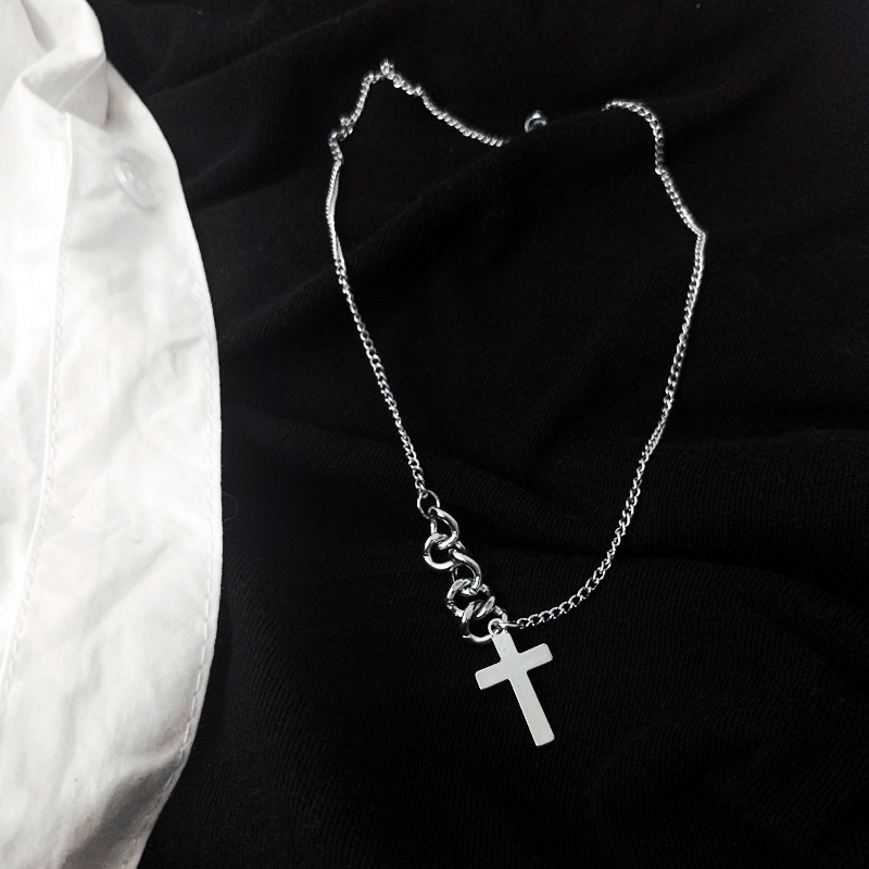 Ins gaya retro pendek cross titanium steel kalung selebriti Internet minimalis minat khusus cahaya m