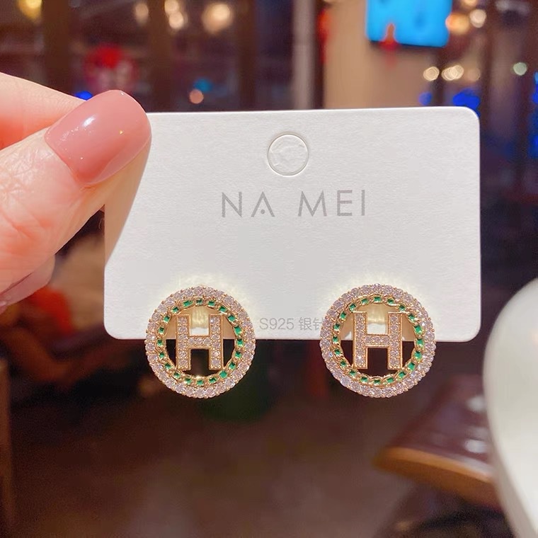 Anting Tusuk Motif Huruf H Hias Berlian Imitasi Ala Korea Untuk Wanita