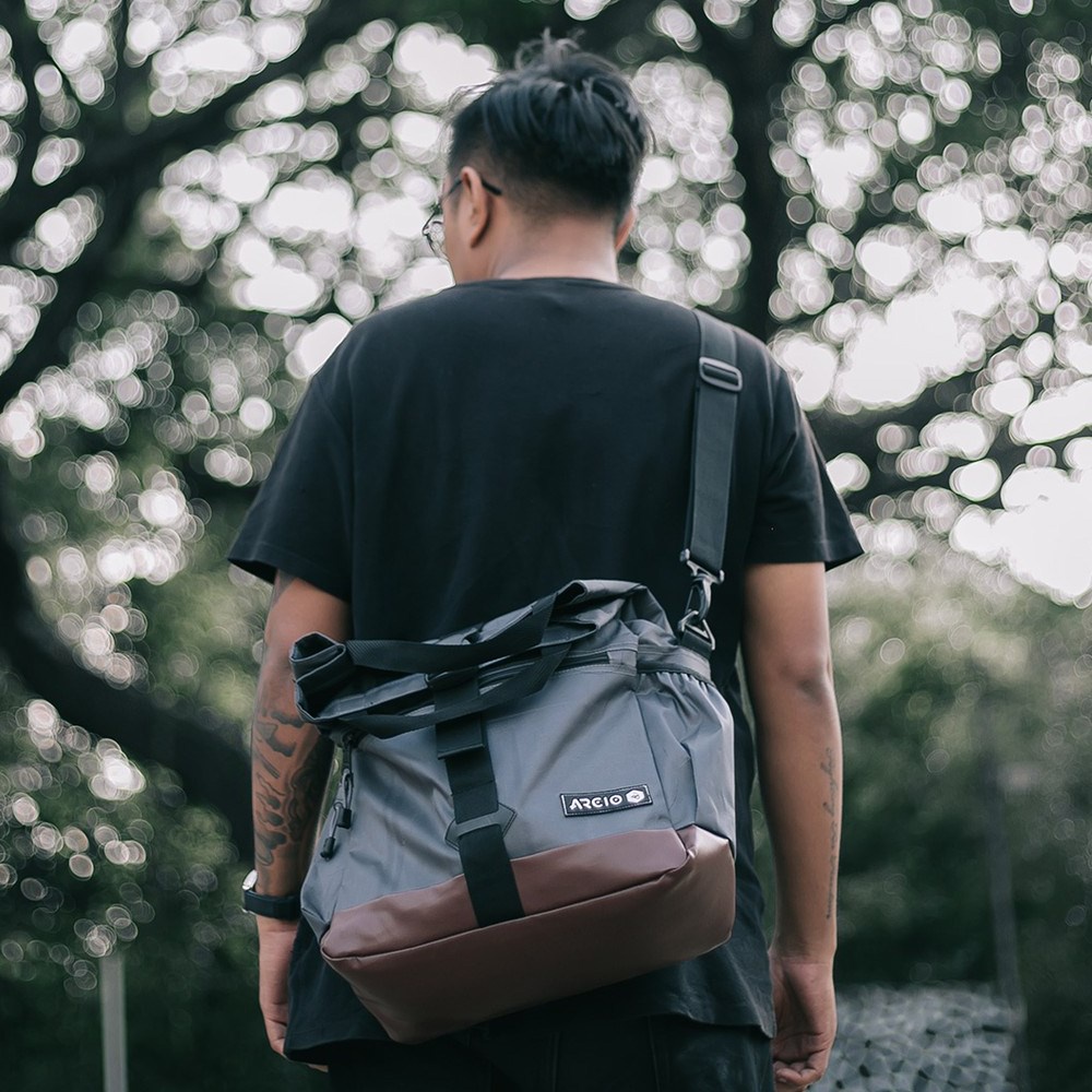 KANO GREY ORIGINAL x ARCIO Tas Selempang Abu-Abu Casual Pria Daily Messenger Bag Tas Slempang Bahu Multifungsi Slingbag Kuliah Kerja Sling Bag Kampus Sekolah SMA SMK Shoulderbag Remaja Dewasa Shoulder Bag Distro Premium Keren Terbaru Kekinian Branded