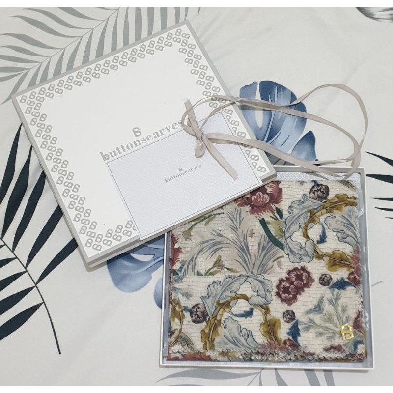 buttonscarves royale white