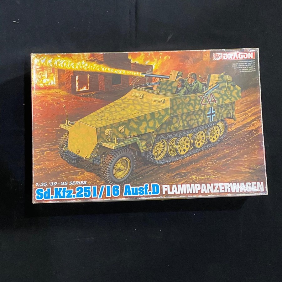 Model Kit Dragon Sd.Kfz. 251/16 Ausf. D Flammpanzerwagen Skala 1/35