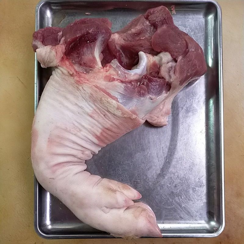 kaki babi  1 kg terpotong kecil