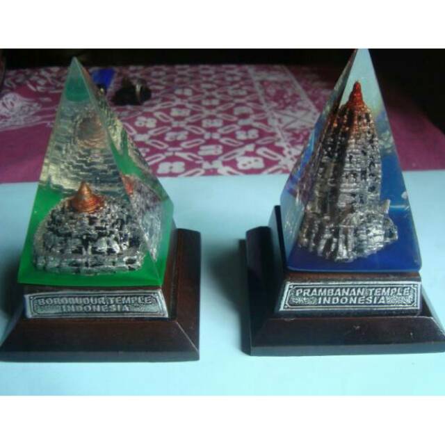 

Dua buah miniatur candi 11 cm