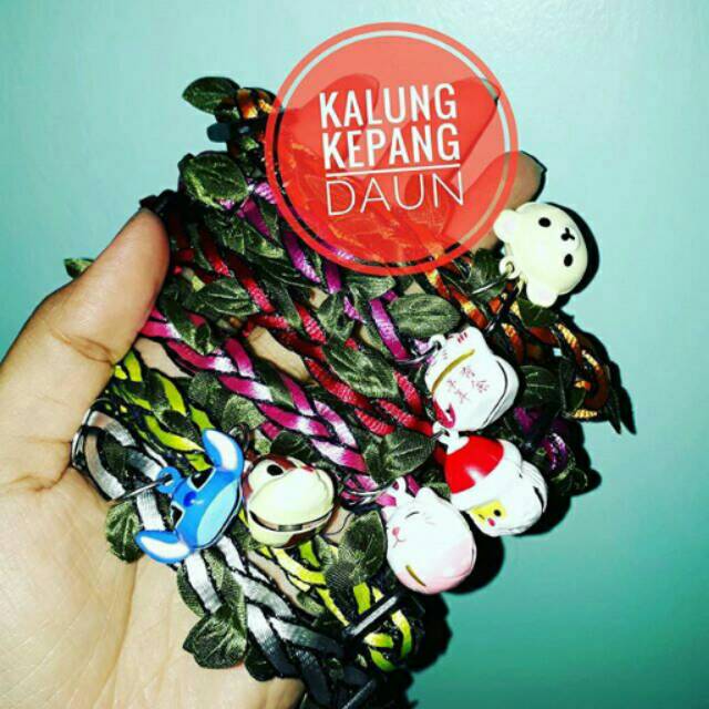 Kalung kucing kepang daun boneka