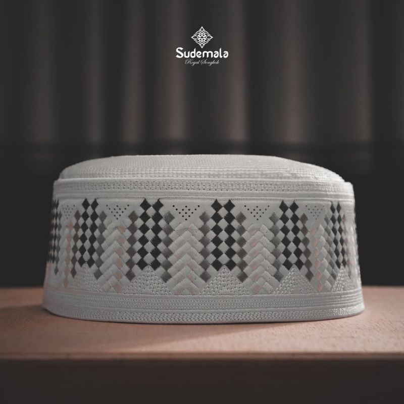 SONGKOK PUTIH HAJI SUDEMALA