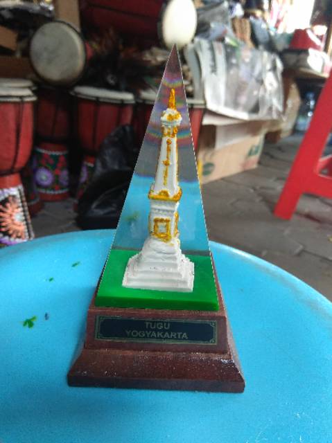 MINIATUR TUGU JOGJA KRISTAL UKURAN BESAR 15x10x10 cm BAHAN FIBERGLASS - DEKORASI SOUVENIR MURAH