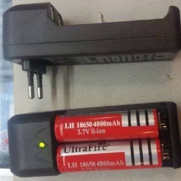 Charger Baterai 18650 1/2/4 Slot Charger Cas Baterai Senter Swat