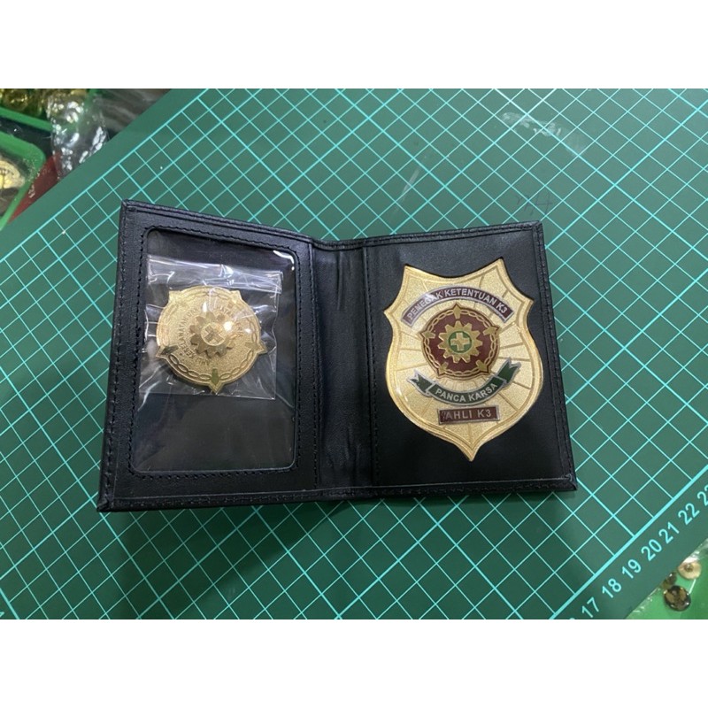 

Dompet K3 Dompet Ahli K3 Keselamatan dan Kesehatan Kerja Sepaket Pin Lencana Dompet Emboss K3 ORI