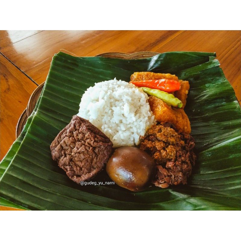 

Nasi gudeg krecek telur + tahu Gudeg Yu Narni