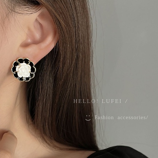 Anting Tusuk Motif Bunga simple Ala retro Warna Hitam Untuk Wanita