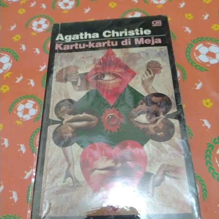 Novel Kartu kartu di meja