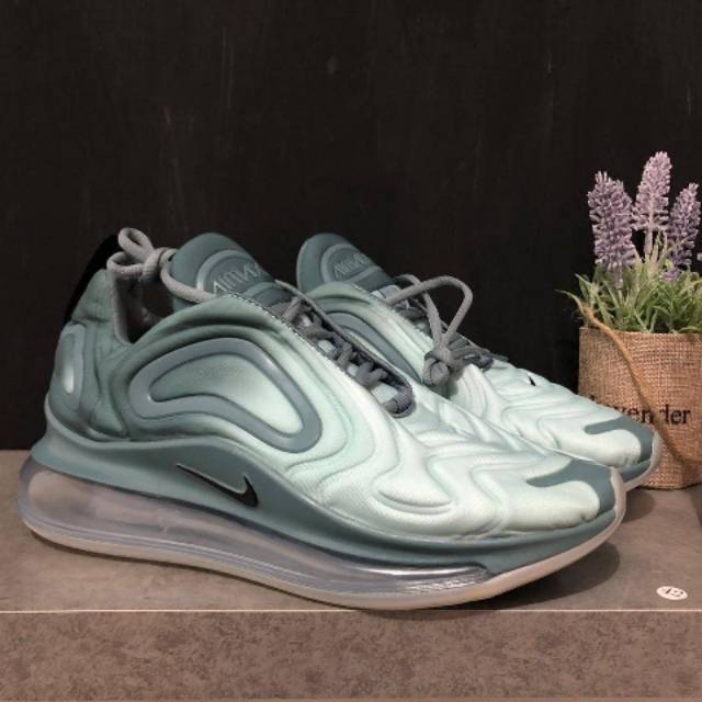 Sepatu Nike AirMax 720 "Carbon grey"