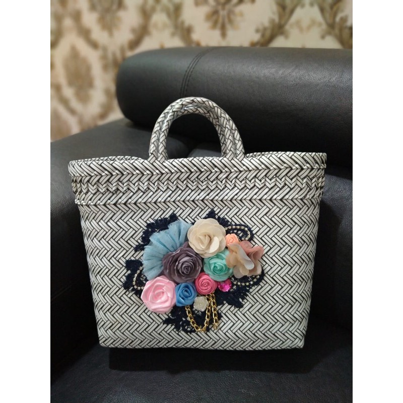 Tas anyaman plastik hias
