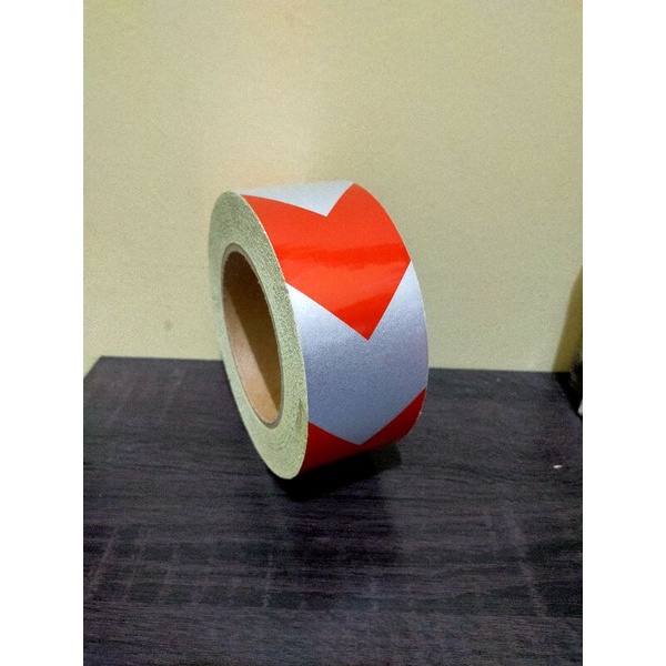 

Sticker - Scotlite - Reflektive - Lakban Nyala Arah Panah Merah-putih Size 5cm x 45Mtr