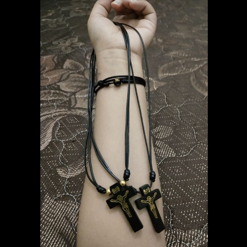 Kalung Salib Kayu