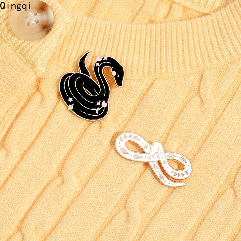 Bros Pin Enamel Desain Kartun Hewan Ular Hitam Putih Gaya Gothic Untuk Hadiah