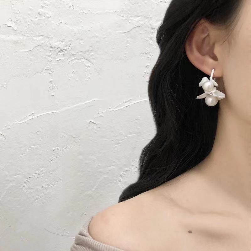 Sterling silver jarum Korea Selatan Dongdaemun bunga mutiara anting-anting kelopak Mori gaya ins Sup