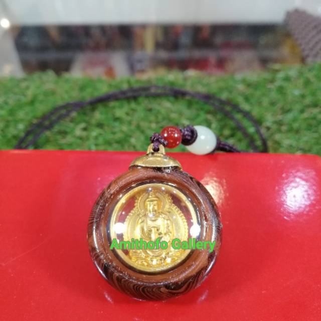 Liontin kwan im tali coklat