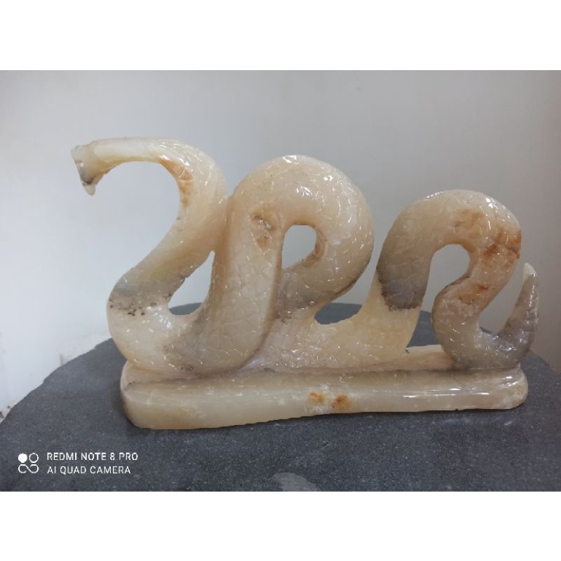 Patung ular cobra batu onik