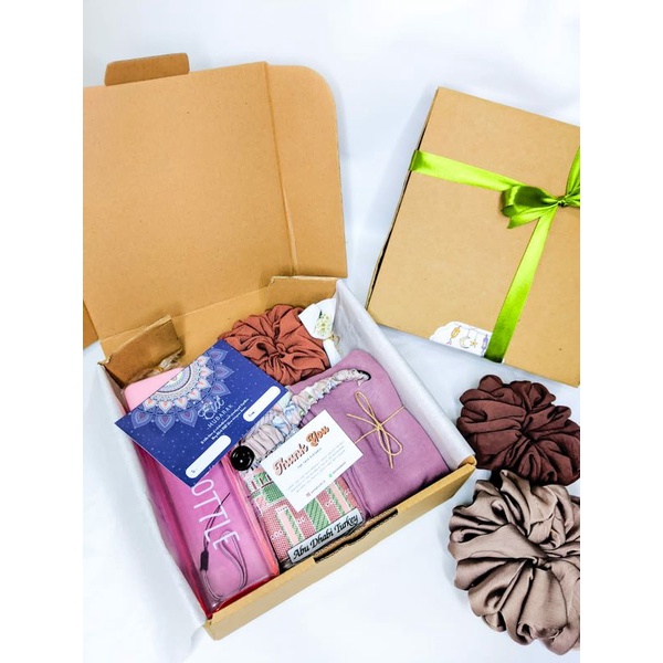 

HAMPERS LEBARAN / HAMPERS HIJAB / HAMPERS KADO ULANGTAHUN/WISUDA