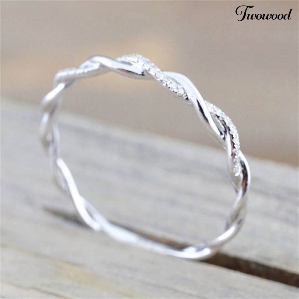 Cincin Bentuk Twisted Bahan Alloy Aksen Berlian Imitasi Untuk Wanita