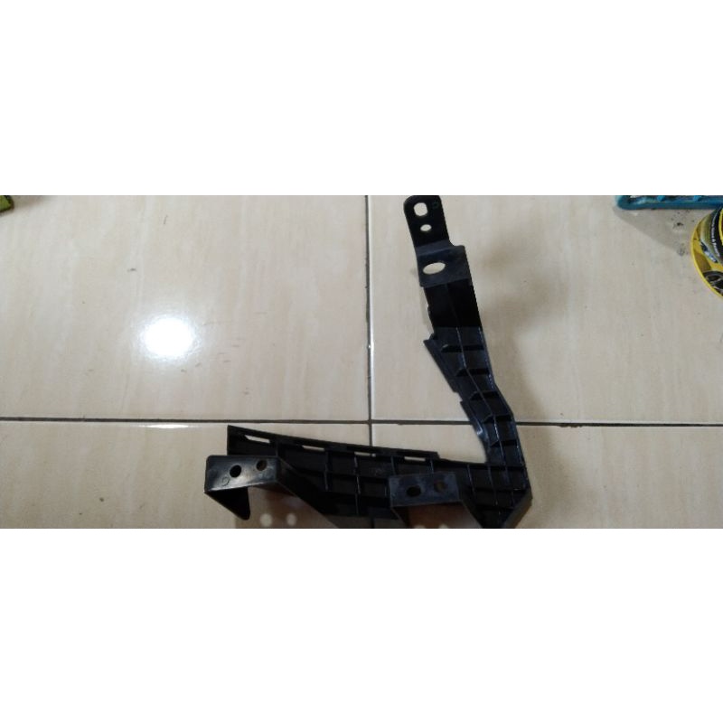 Breket Dudukan Lampu Headlamp Depan Ertiga 2012 2015