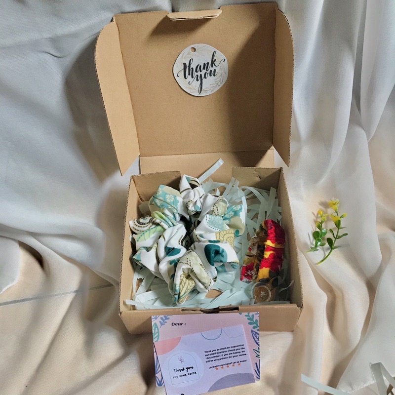

Gift Box Package Scrunchie for Graduation| Birthday| Anniv| Hadiah Wisuda| Hadiah Ulang Tahun